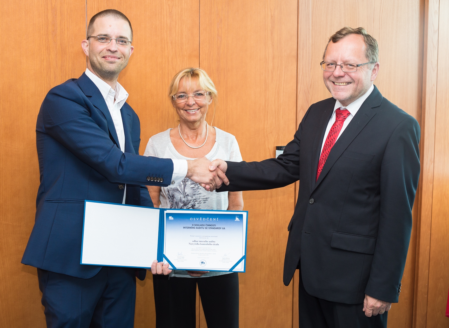 Prezident ČIIA Tomáš Pivoňka, viceprezidentka NKÚ Zdeňka Horníková a prezident NKÚ Miloslav Kala při předání certifikátu