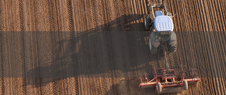 Banner - traktor na poli
