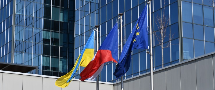 Banner - vlajky u sídla NKÚ