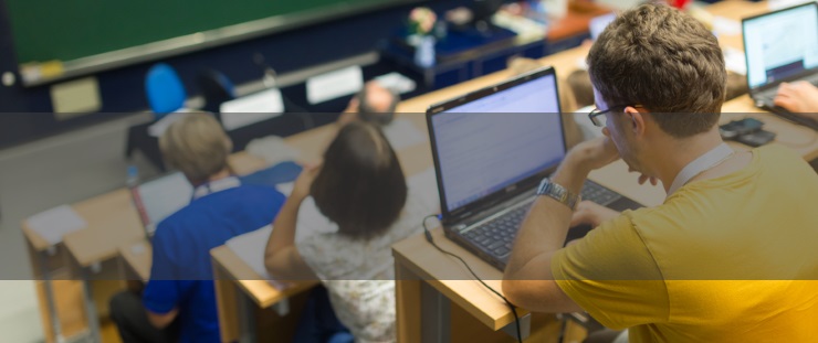 Banner - studenti v posluchárně