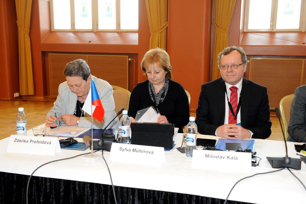 Zástupci NKÚ (zleva členka NKÚ Zdeňka Profeldová, ředitelka odboru mezinárodních vztahů Sylva Müllerová a prezident NKÚ Miloslav Kala)