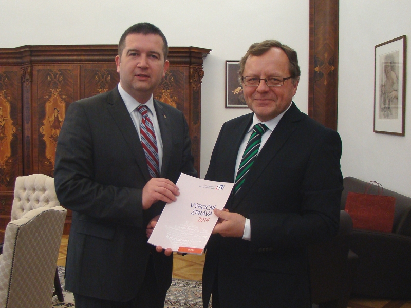 Předseda PS Jan Hamáček a prezident NKÚ Miloslav Kala při předání výroční zprávy NKÚ za rok 2014