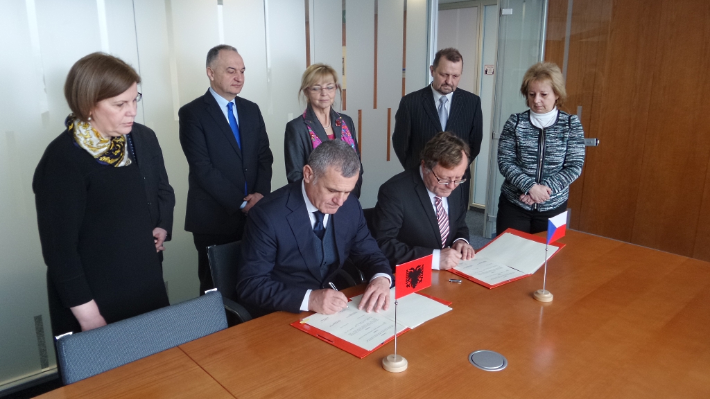 Předseda ALSAI Bujar Leskaj a prezident NKÚ Miloslav Kala při podpisu smlouvy o spolupráci