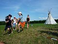 Děti na táboře u teepee