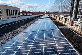 Solární panely na střeše budovy H