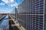 Solární panely na střeše budovy H