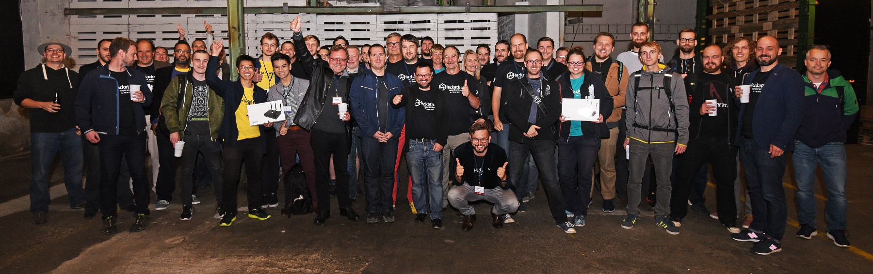 Hackathon - společné foto účastníků a organizátorů