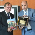 Prezident NKÚ Miloslav Kala a ředitel odboru kontroly příjmů státního rozpočtu Javid Bayramov