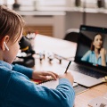 Child during online learning (autor Arthurhidden - Freepik.com)