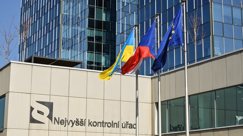 Vlajka Ukrajiny před sídlem NKÚ