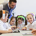 Žáci s učitelem využívají moderní technologie